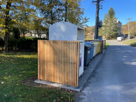 Nová kontejnerová stání v obci Jasenná: Funkčnost a přírodní design - 4