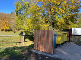 Nová kontejnerová stání v obci Jasenná: Funkčnost a přírodní design - 7