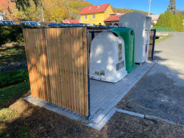 Nová kontejnerová stání v obci Jasenná: Funkčnost a přírodní design - 1